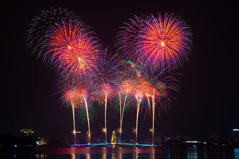 Kleurrijk vuurwerk boven het water als spectaculaire finale
