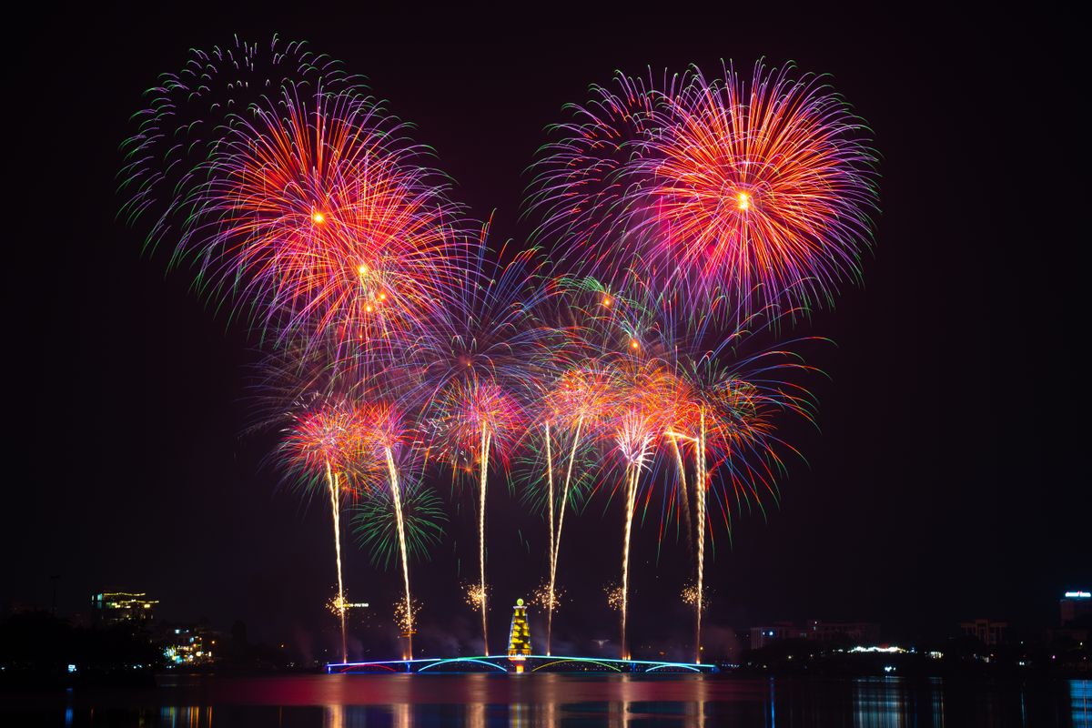Kleurrijk vuurwerk boven het water als spectaculaire finale