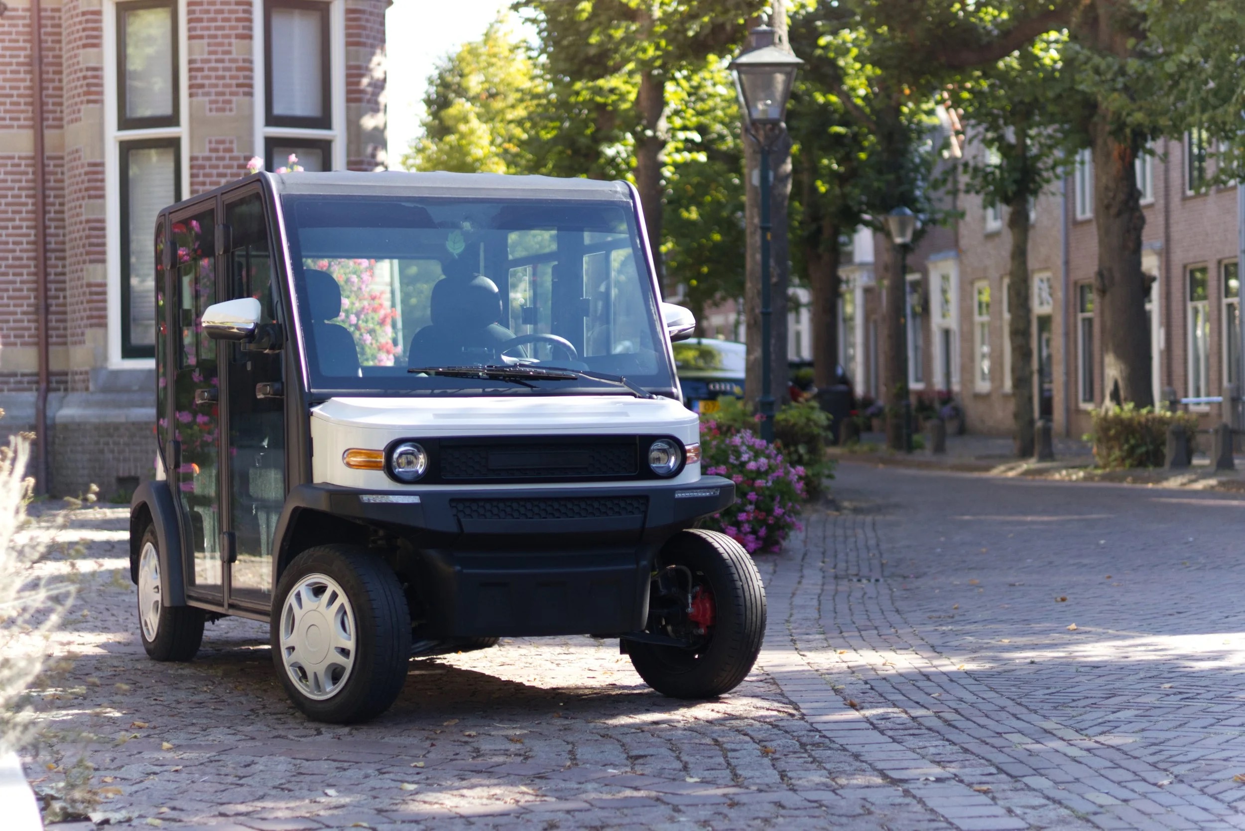 De elektrische TukTuk van Welzijn Noordwijk op een Noordwijkse straat
