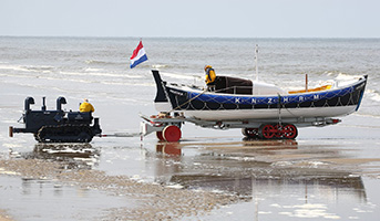 Reddingsboot Kurt Carlsen naast de vuurtoren in Noordwijk aan Zee