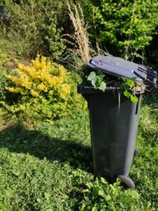 Groene GFT-container in de tuin