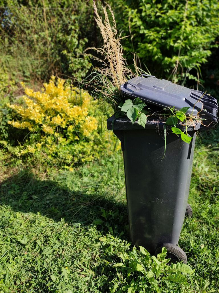 Groene GFT-container in de tuin